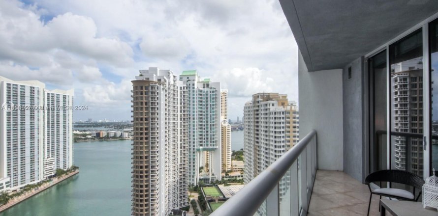 Condominio en Miami, Florida, 1 dormitorio  № 1356903