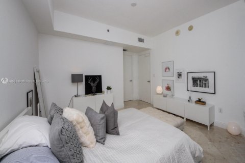 Condo in Miami, Florida, 1 bedroom  № 1356903 - photo 9