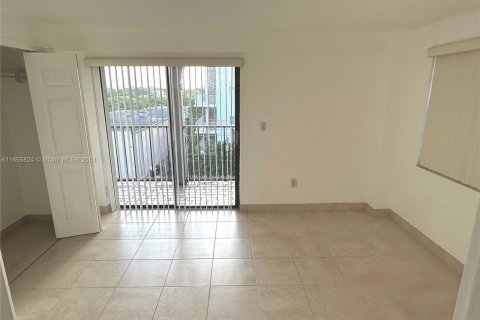 Condo in Miami, Florida, 1 bedroom  № 1356987 - photo 1