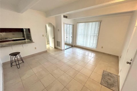 Condo in Miami, Florida, 1 bedroom  № 1356987 - photo 5