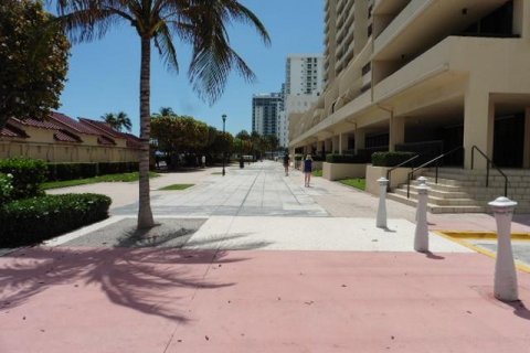 Condo in Miami Beach, Florida, 1 bedroom  № 1076723 - photo 1