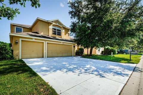 House in New Port Richey, Florida 6 bedrooms, 245.73 sq.m. № 1343777 - photo 1