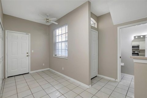 Townhouse in Kenneth City, Florida 3 bedrooms, 136.1 sq.m. № 1358123 - photo 12