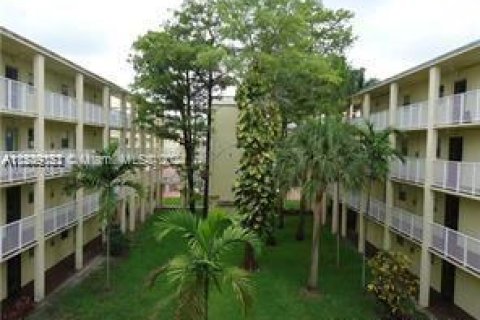 Condo in Lauderhill, Florida, 2 bedrooms  № 1059522 - photo 3