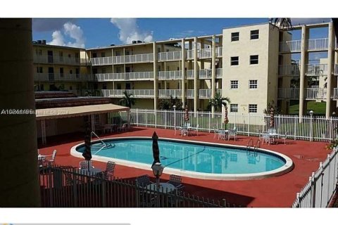 Condo in Lauderhill, Florida, 2 bedrooms  № 1059522 - photo 1