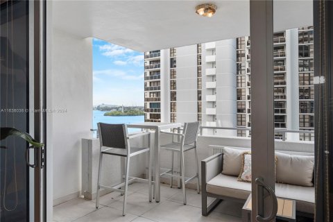 Condo in Miami Beach, Florida, 2 bedrooms  № 1320665 - photo 11