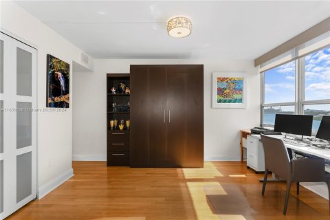 Condo in Miami Beach, Florida, 2 bedrooms  № 1320665 - photo 22