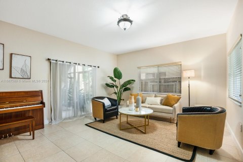 Casa en venta en Miami, Florida, 5 dormitorios, 254.55 m2 № 1384081 - foto 3