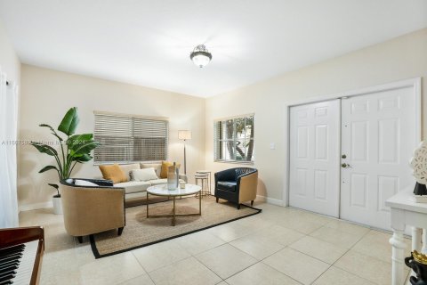 House in Miami, Florida 5 bedrooms, 254.55 sq.m. № 1384081 - photo 5