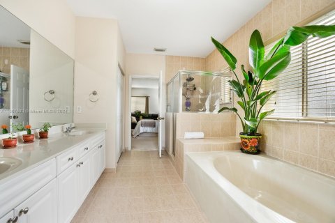 House in Miami, Florida 5 bedrooms, 254.55 sq.m. № 1384081 - photo 15