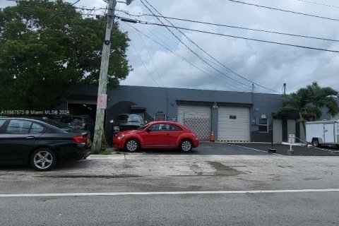 Commercial property in West Park, Florida № 1384080 - photo 2