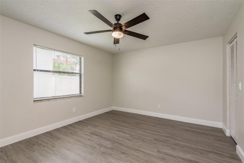 Condo in Seminole, Florida, 2 bedrooms  № 1373040 - photo 16