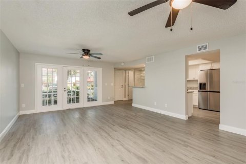 Condo in Seminole, Florida, 2 bedrooms  № 1373040 - photo 5