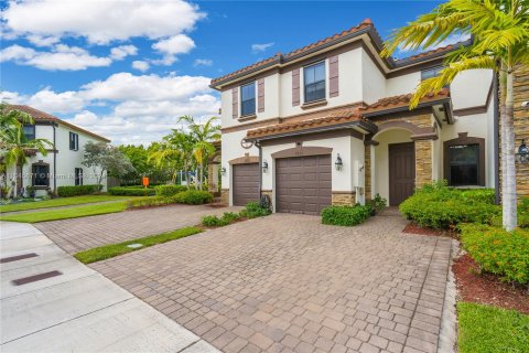 Adosado en venta en Hialeah, Florida, 3 dormitorios, 158.58 m2 № 1328874 - foto 4