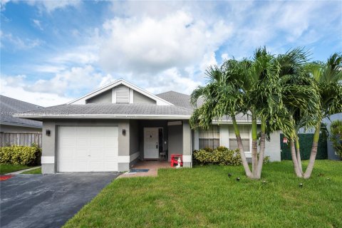 House in Sunrise, Florida 3 bedrooms, 128.39 sq.m. № 1377210 - photo 1