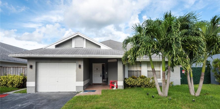 House in Sunrise, Florida 3 bedrooms, 128.39 sq.m. № 1377210