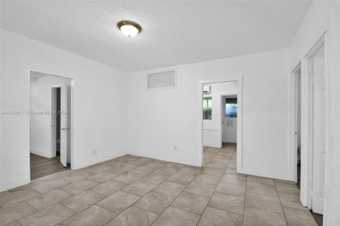 Propiedad comercial en venta en Miami, Florida № 1072285 - foto 23