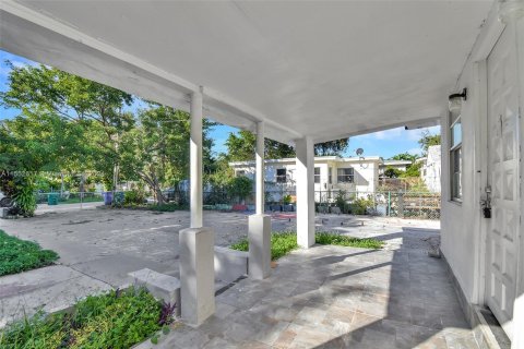 Propiedad comercial en venta en Miami, Florida № 1072285 - foto 11