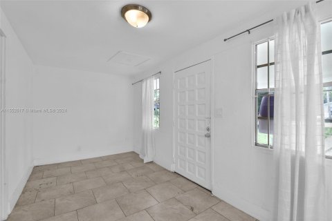 Propiedad comercial en venta en Miami, Florida № 1072285 - foto 14