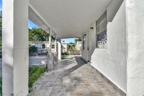 Propiedad comercial en venta en Miami, Florida № 1072285 - foto 13