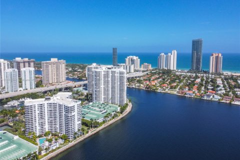 Condo in Aventura, Florida, 2 bedrooms  № 1385659 - photo 1