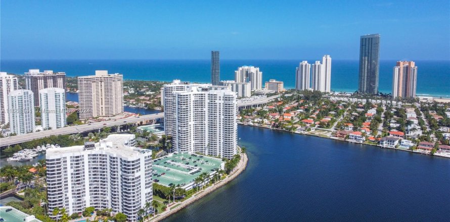 Condominio en Aventura, Florida, 2 dormitorios  № 1385659