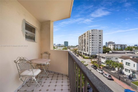 Condo in Miami Beach, Florida, 2 bedrooms  № 1385658 - photo 8