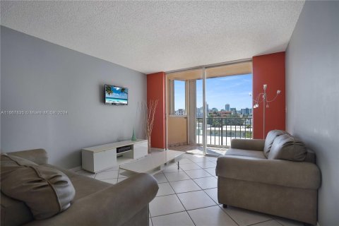 Condo in Miami Beach, Florida, 2 bedrooms  № 1385658 - photo 9