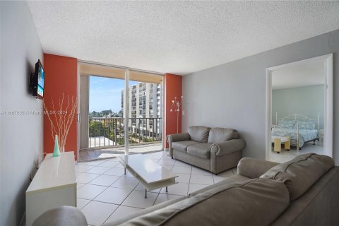 Condo in Miami Beach, Florida, 2 bedrooms  № 1385658 - photo 10