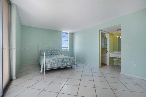 Condo in Miami Beach, Florida, 2 bedrooms  № 1385658 - photo 18