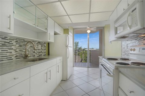 Condo in Miami Beach, Florida, 2 bedrooms  № 1385658 - photo 1