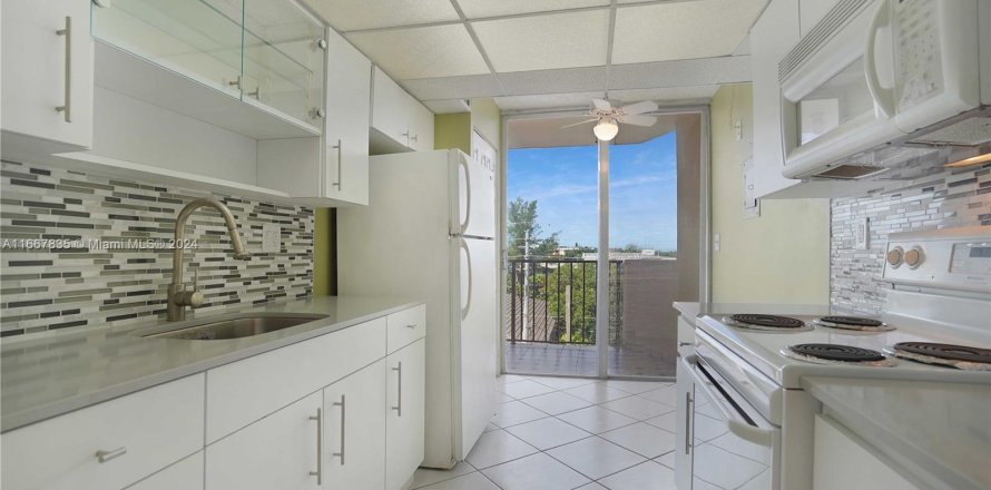 Condo in Miami Beach, Florida, 2 bedrooms  № 1385658