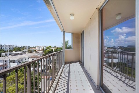 Condo in Miami Beach, Florida, 2 bedrooms  № 1385658 - photo 24