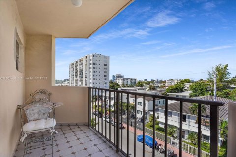 Condo in Miami Beach, Florida, 2 bedrooms  № 1385658 - photo 2