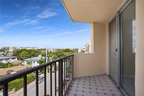 Condo in Miami Beach, Florida, 2 bedrooms  № 1385658 - photo 23