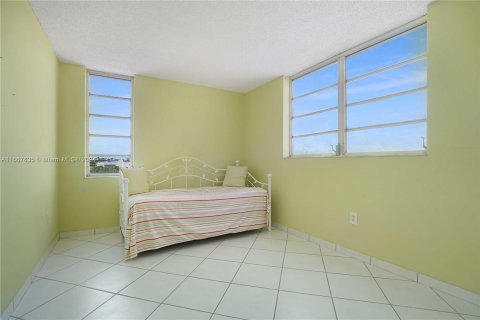 Condo in Miami Beach, Florida, 2 bedrooms  № 1385658 - photo 26