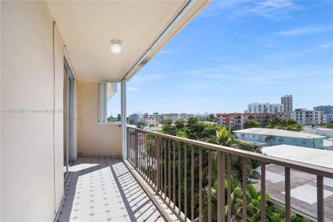 Condo in Miami Beach, Florida, 2 bedrooms  № 1385658 - photo 11