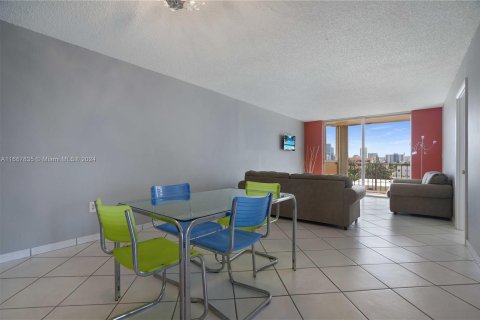 Condo in Miami Beach, Florida, 2 bedrooms  № 1385658 - photo 16