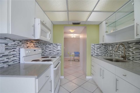 Condo in Miami Beach, Florida, 2 bedrooms  № 1385658 - photo 3