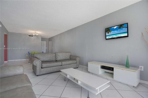 Condo in Miami Beach, Florida, 2 bedrooms  № 1385658 - photo 14