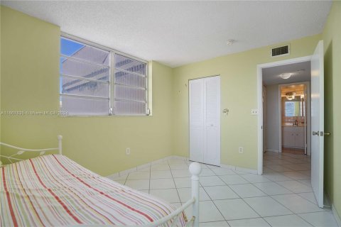 Condo in Miami Beach, Florida, 2 bedrooms  № 1385658 - photo 27