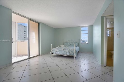 Condo in Miami Beach, Florida, 2 bedrooms  № 1385658 - photo 17