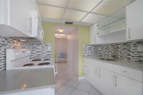 Condo in Miami Beach, Florida, 2 bedrooms  № 1385658 - photo 6