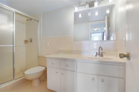 Condo in Miami Beach, Florida, 2 bedrooms  № 1385658 - photo 29