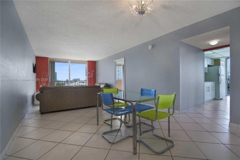 Condo in Miami Beach, Florida, 2 bedrooms  № 1385658 - photo 15