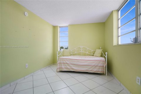 Condo in Miami Beach, Florida, 2 bedrooms  № 1385658 - photo 28