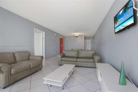 Condo in Miami Beach, Florida, 2 bedrooms  № 1385658 - photo 13