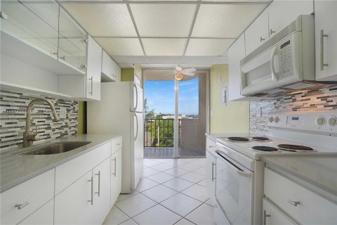 Condo in Miami Beach, Florida, 2 bedrooms  № 1385658 - photo 4