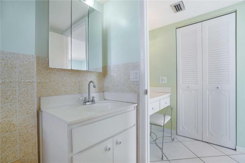 Condo in Miami Beach, Florida, 2 bedrooms  № 1385658 - photo 22