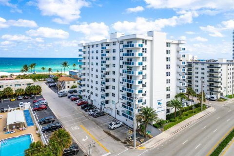 Condo in Hollywood, Florida, 2 bedrooms  № 1080778 - photo 1